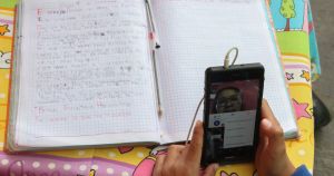 Prohibir el celular no basta: efectos limitados de una ley que no cambia la realidad por decreto