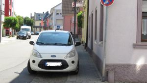 Stadt stellt Poller gegen wildes Parken auf