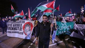Kamer verontwaardigd over Hamas-verheerlijking op 7 oktober. ‘Geef me die wet’, reageert de minister