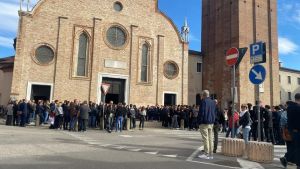 L’ultimo abbraccio ad Alvise, morto in moto a 18 anni, sulle note di Save me