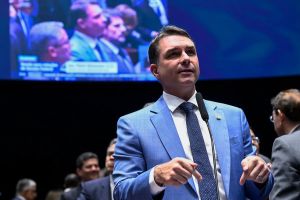 Flavio Bolsonaro defende escala 7×0