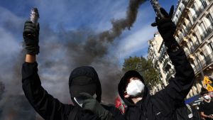 I liceali francesi non mollano. Ma la gauche li spinge con i gilet gialli