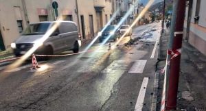 Rete idrica di Ivrea, la perdita d’acqua sgretola l’asfalto