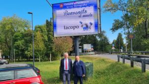 Un fiocco rosa e azzurro sul ledwall di Pordenone: i messaggi per ogni nuovo nato contro l'inverno demografico