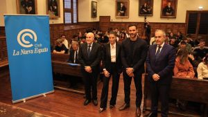 Las historias de superación de Juana Acosta y Saúl Craviotto inspiran a los jóvenes universitarios asturianos: 