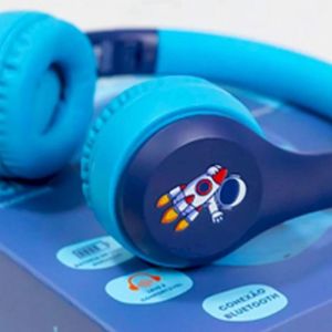 Polyvox mira público infantil com limite de volume nos fones