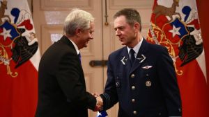 Quién es Leonardo Romanini, el nuevo comandante en jefe de la FACh que lidió con caso de drogas en las FF.AA. Por Ex-Ante 13 Oct. 2026, 6:07 pm 4 min Compartir