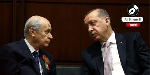 Perde önünde fetihçi, arkasında ricacı