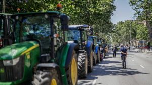 Los agricultores catalanes inician una marcha lenta hacia Barcelona para denunciar la crítica situación del sector