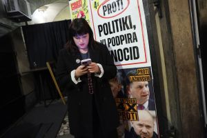 (POGLED) Kolumna Vesne V. Godina: Vladna stran je bila poražena. Jasno je, da bo izide referendumov razglašala za zmago