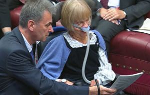 Βρετανίδα βουλευτής ΑμεΑ έγινε ο πρώτος άνθρωπος που εκφώνησε ομιλία με φωνή παραγόμενη από AI [βίντεο]