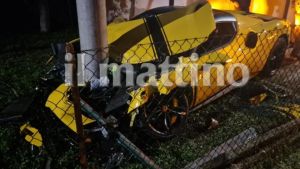 Schianto con la Ferrari, distrutto il bolide da 300 mila euro finito in un cortile