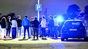 Caduto dal tetto dell’auto durante le riprese di un video, il 23enne sempre gravissimo. La famiglia: «Vogliamo verità»