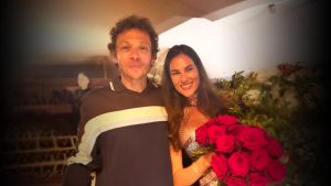 Valentino Rossi, super festa a Ibiza per i 33 anni della sua Francesca Sofia: rose rosse, peperoncini e balli