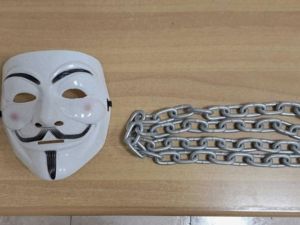 Napoli, studenti con volti coperti e catene al liceo Alberti: stop carabinieri all'occupazione