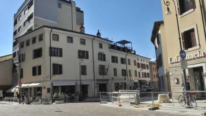 I due volti di via Gemona a Udine: borgo vivace per i giovani ma frenato dai cantieri