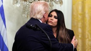 La caduta di Kimberly Guilfoyle, Trump cede ai giornali e caccia l’ex del figlio: “Non è di famiglia”
