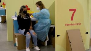 Finte vaccinazioni Covid, in tre a processo. Ma il giudice impone di cancellare le intercettazioni