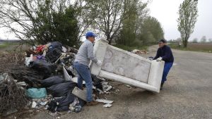 Rifiuti abbandonati tra Tromello e Gambolò, ritirate due patenti e sanzione da 3mila euro a testa