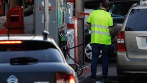 Los carburantes disparan la inflación al 4,9% y llevan al Gobierno a mantener la rebaja fiscal de 20 céntimos por litro