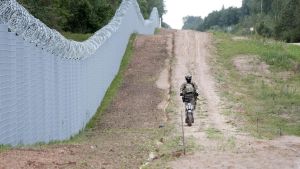 Un grupo desconocido llamado 'Rusia Negra' reivindica una agresiva incursión de migrantes en Letonia desde Bielorrusia