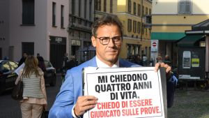 Corruzione a Vigevano, Ciocca si presenta in tribunale con un cartello: «Giudicatemi sulle prove»