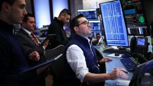 La bolsa busca apoyo en los beneficios con un ojo en la inflación de EE. UU.