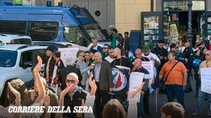 Napoli, gli studenti del Genovesi occupato contro i banchetti del Movimento Idea Sociale: tensioni in piazza del Gesù