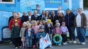 Schwimmen lernen im Container: Ungewöhnliches Projekt soll Kindern die Angst vorm Wasser nehmen