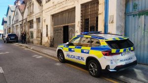 Aparece un cadáver en el interior de un vehículo en una nave industrial abandonada de Oviedo