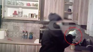 Περιστέρι: Η στιγμή που η 41χρονη ρίχνει ατροπίνη στα τρόφιμα του στρατιωτικού – Βίντεο ντοκουμέντο