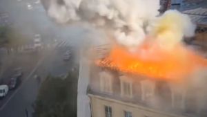 Παρίσι: Μεγάλη φωτιά σε υπό ανακαίνιση κτήριο – Κοντά σε σιδηροδρομικό σταθμό