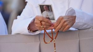 Schuld und Gebet: Wie der Krebs des Papstes das Gottesbild provoziert