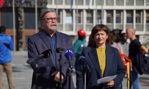 Obmetavanje v parlamentu: Sukičeva s poslovnikom nad Mahniča