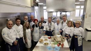 Los usuarios de la Cocina Económica de Oviedo se convierten en los primeros en celebrar el Desarme gracias a la tradicional donación de la patronal hostelera