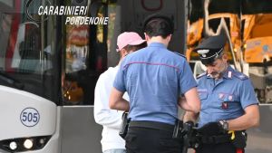 Controlli nei parchi tra Pordenone e Porcia: i carabinieri sequestrano 300 dosi di droga e segnalano 34 giovani
