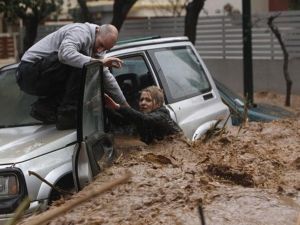 Смъртоносен потоп в Гърция! Водата завлече автомобили в морето, мъж загина на остров Родос