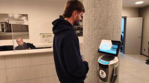 Alla provincia di Pavia è arrivato Bob, l’usciere robot che parla con l’intelligenza artificiale