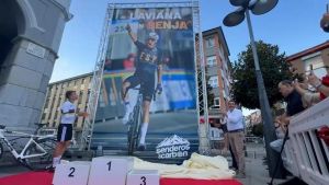 Benjamín Noval, doble campeón del Mundo junior y campeón de Europa de crono, a los niños de Laviana: 