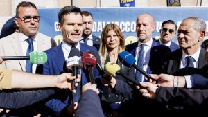 L'affanno di Vannacci. Fn tenta il rilancio con il gasolio di Trump e Putin. Ma in piazza si ritrova Cateno De Luca