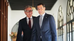 El PP revienta las costuras de su traje democrático