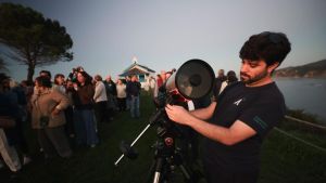 La Regalina pone un prólogo estelar a los Premios Princesa: más de 250 personas se juntan en Cadavedo para contemplar la luna y homenajear con música en directo a la astronauta Christina Koch