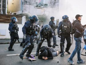 Manifester sans mourir : ce luxe français que l’exilé peine à imaginer