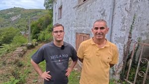 Damián Villabol, el joven de 24 años que lucha por salvar el pueblo de sus abuelos en Allande: crea una asociación para mantener viva la aldea y pone casas a la venta, con interesados hasta de Alemania e Inglaterra