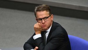 Pflegeversicherung vor Kollaps: Linnemann schiebt Verantwortung an Kommission