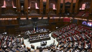 I “muri” di Melonesky. Contro i fratellastri di Putin: Vannacci, Conte, Salvini. Prove di iperpartito