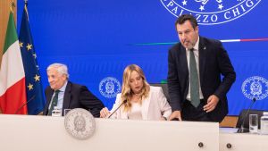 Salvini e Tajani vogliono le primarie nelle città. Meloni li stoppa