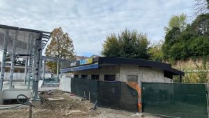 Sottopassaggio infinito: i ritardi del cantiere obbligano il bar a chiudere