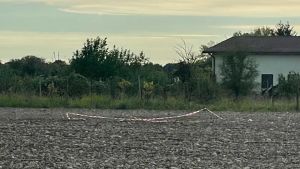 Colpisce una bomba della Seconda guerra mondiale mentre guida il trattore: l’ordigno resta inesploso