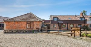 Four-bedroom barn conversion with vaulted kitchen to rent for £1,650pcm